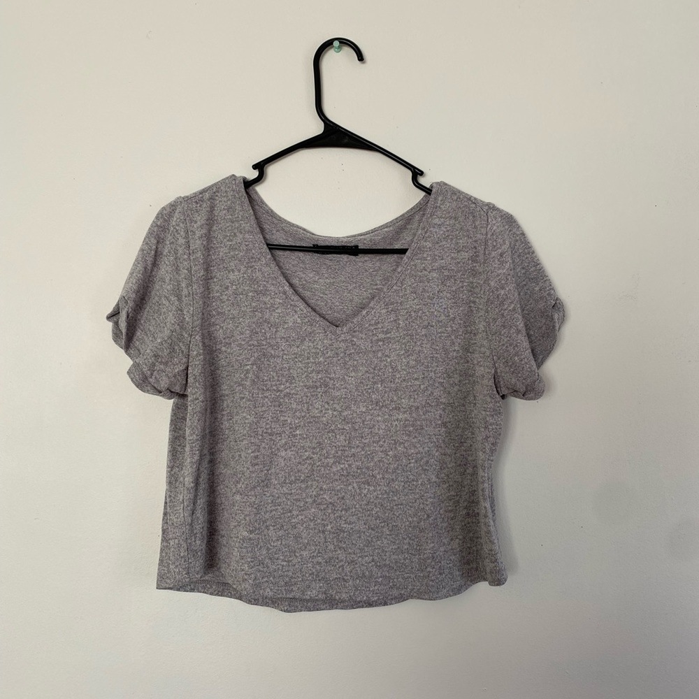 Cropped grey T-shirt.